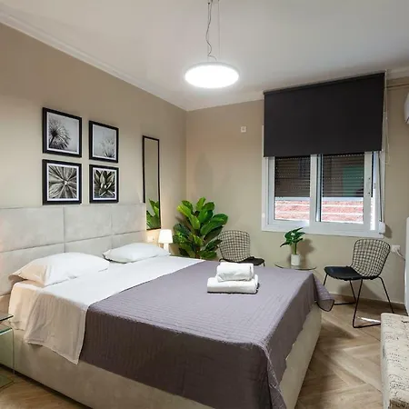 Privilege With Private Yard & Parking Apartment Athens