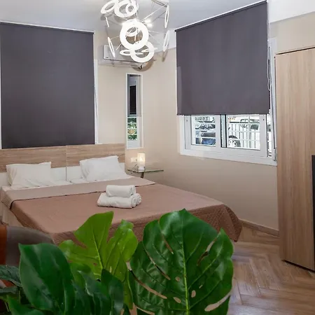 Privilege With Private Yard & Parking Apartment