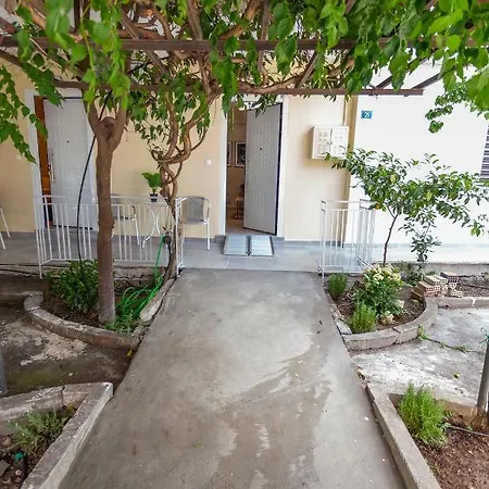 Apartment Privilege With Private Yard & Parking