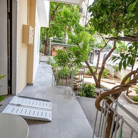 Privilege With Private Yard & Parking Apartment *