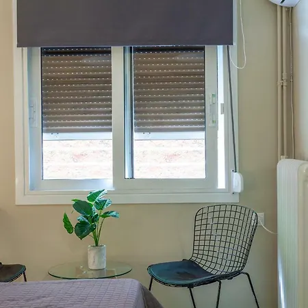 Apartment Privilege With Private Yard & Parking *